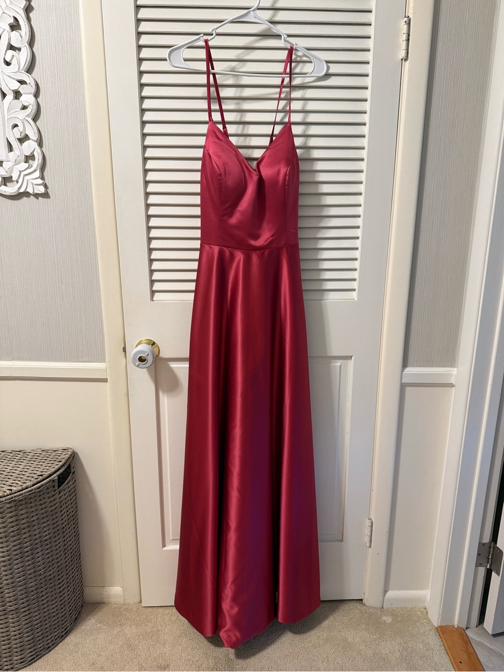 Elegant Red Satin Spaghetti-Strap Evening Dress